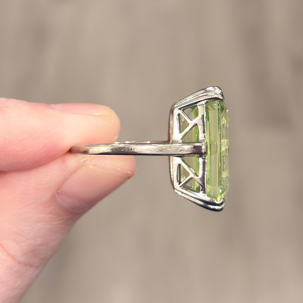 Large Vintage 14K White Gold Synthetic Green Spinel Ring - Size 7.25 - Picture 7 of 11